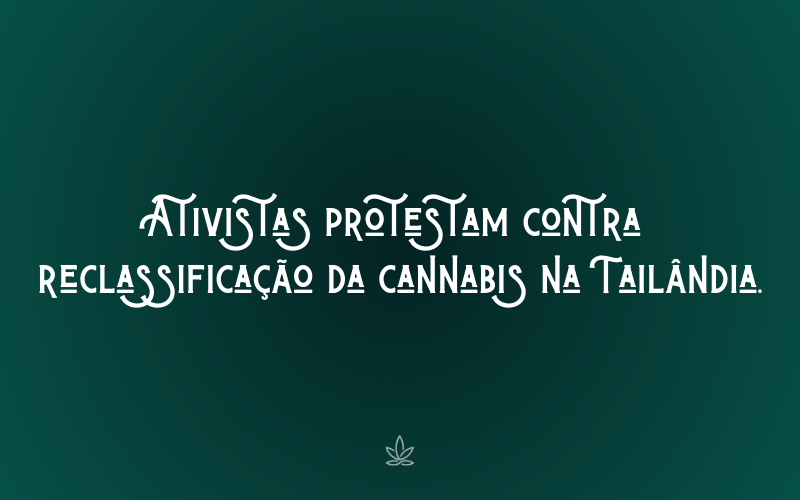 Ativistas protestam contra reclassificação da cannabis na Tailândia.